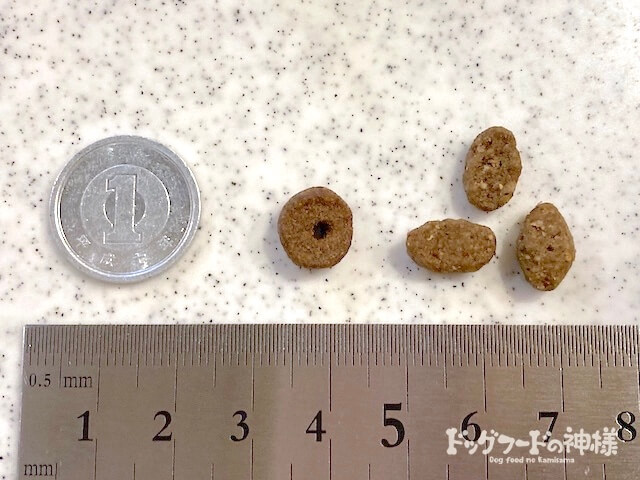 ニュートロ シュプレモ 小型犬 成犬用の粒の大きさ