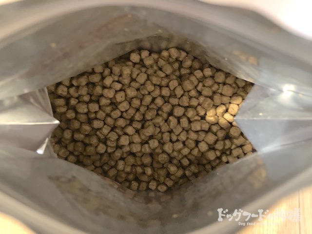 ナチュラルチョイス小型犬成犬用 チキン＆玄米を開封した様子