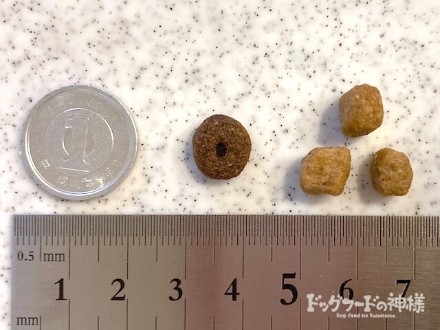ナチュラルチョイス小型犬成犬用 チキン＆玄米の粒の大きさ