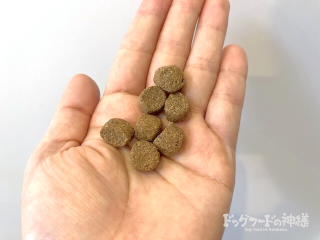 ヤラーを手に取った