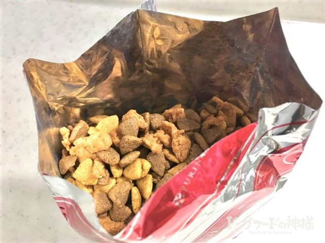 ピュリナワン 1～6歳 ほぐし粒入り 成犬用 チキンを開封した様子