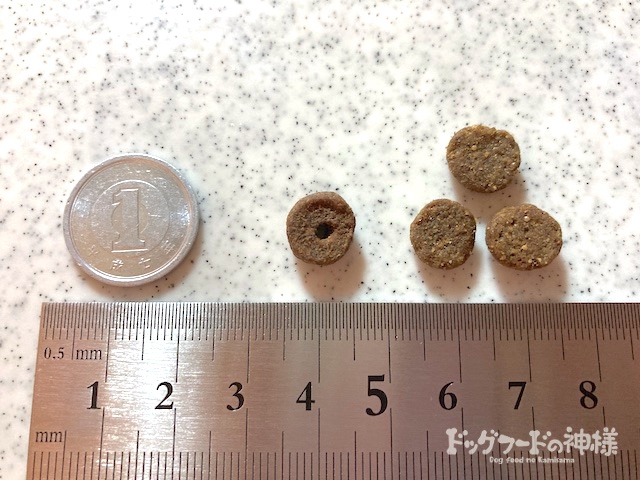 キアオラ（ラム＆サーモン）の粒の大きさ