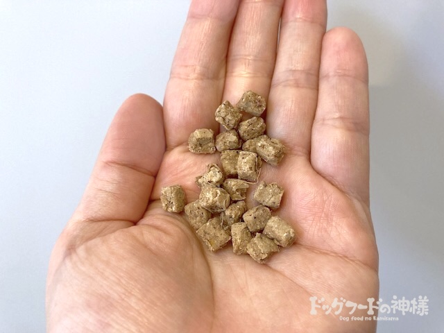 PERORI（馬肉）を手に取った