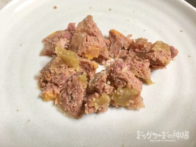 カナガンウェット（缶詰）を皿に取った