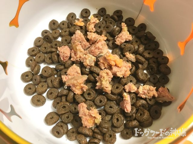 カナガンウェット（缶詰）をトッピング