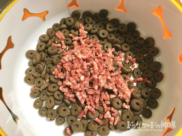 馬肉パラパラミンチをトッピング