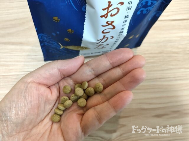 金虎 おさかなを手に取った