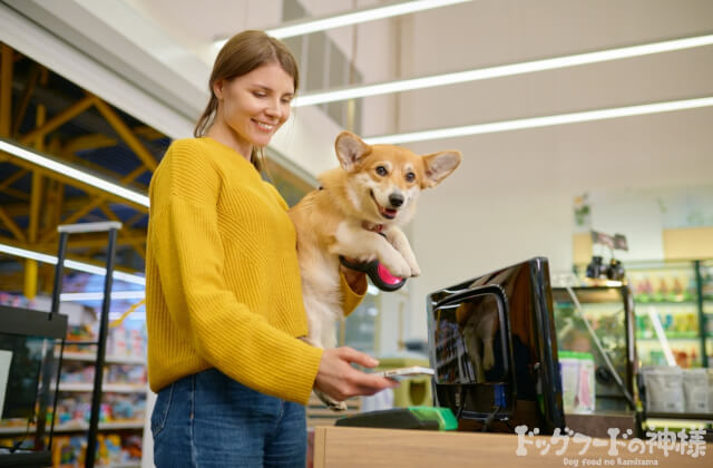 買い物をしている犬と飼い主