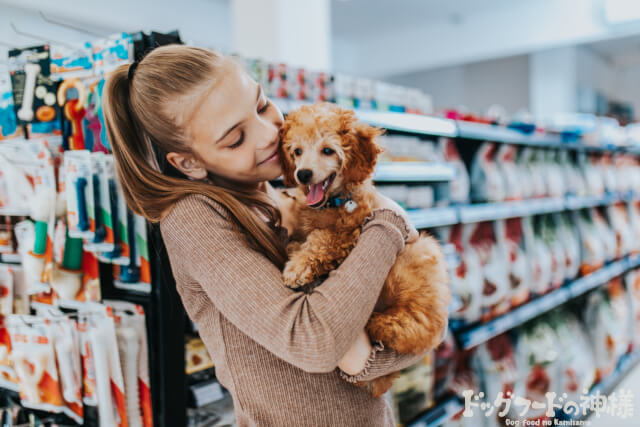 買い物中の犬と飼い主